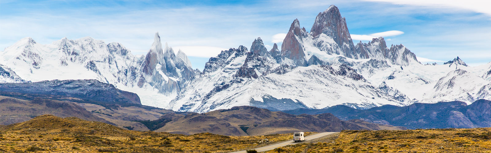 Wohnmobil vor einer Berglandschaft